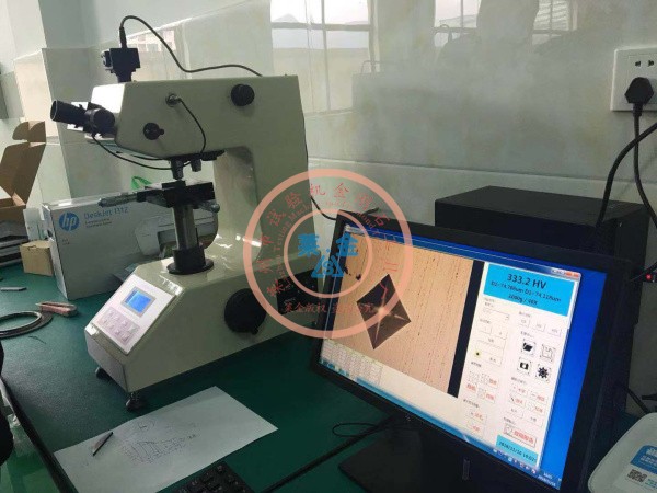 老客戶(hù)推薦新客戶(hù)選用我廠(chǎng)HVS-1000A型數(shù)顯顯微硬度計(jì)：現(xiàn)場(chǎng)安裝照片（圖像清晰質(zhì)感、測(cè)試精度高）